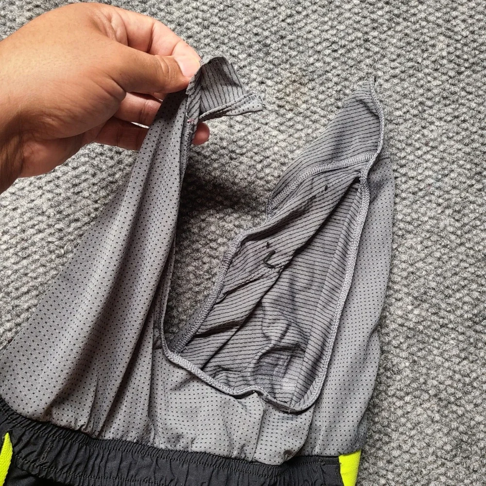 Under Armour HeatGear Mens Medium Black Neon Green Running Training Shorts